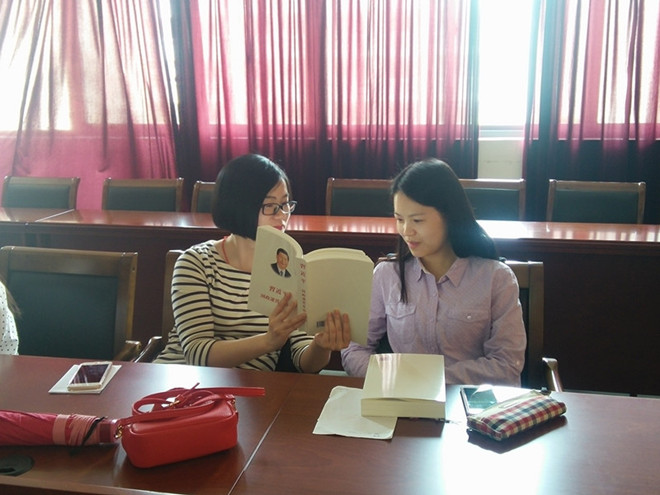 2013学生党支部召开“两学一做”理论学习交流会